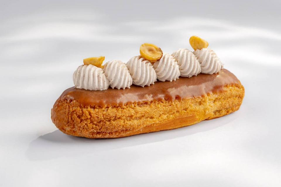 Eclaire Caramel, studio photograph