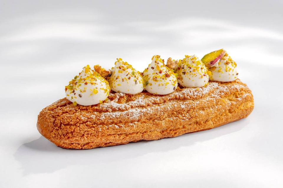 Eclaire Pistachio, studio photograph