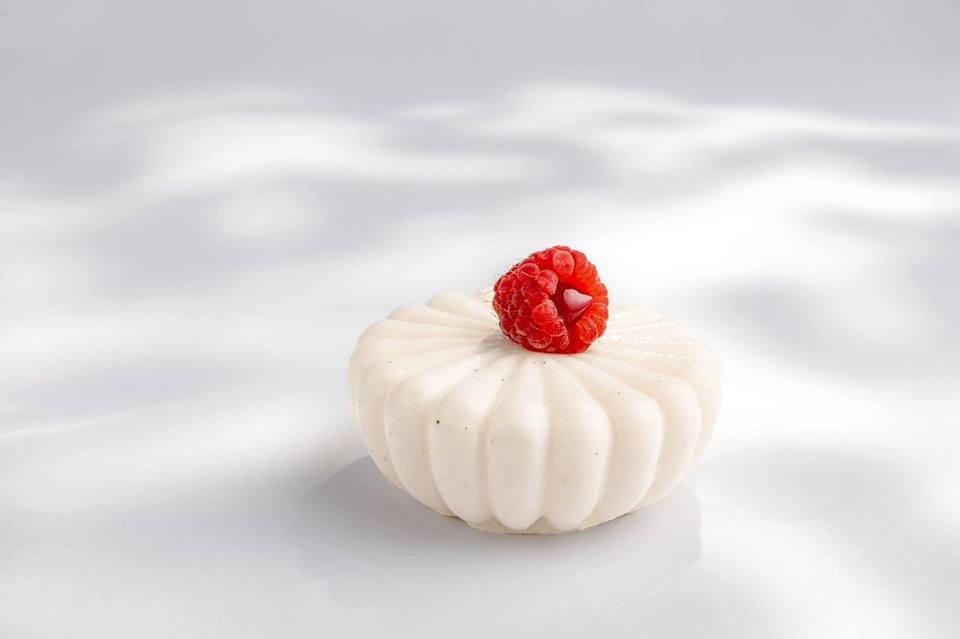 La Fleur Blanche, studio photograph